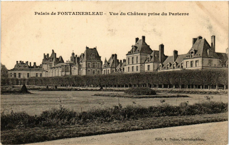 Carte postale ancienne Palais de Fontainebleau - Vue du Chateau prise du Parterre à Fontainebleau