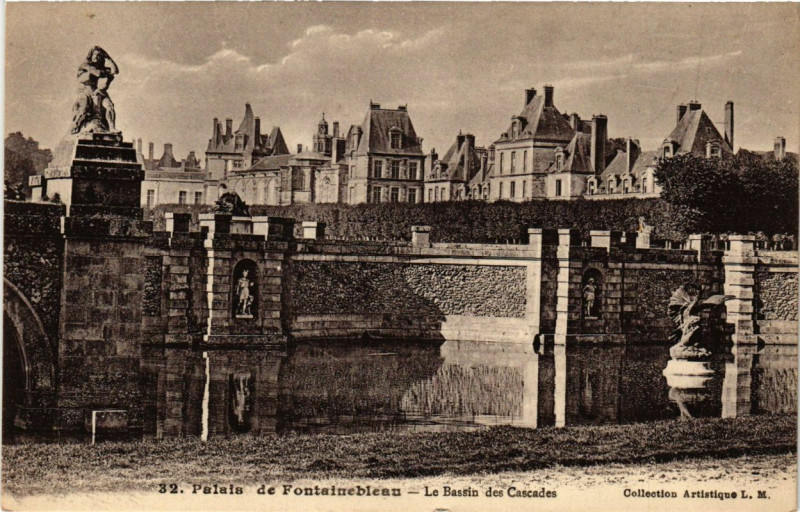 Carte postale ancienne Palais de Fontainebleau - Le Bassin des Cascades à Fontainebleau