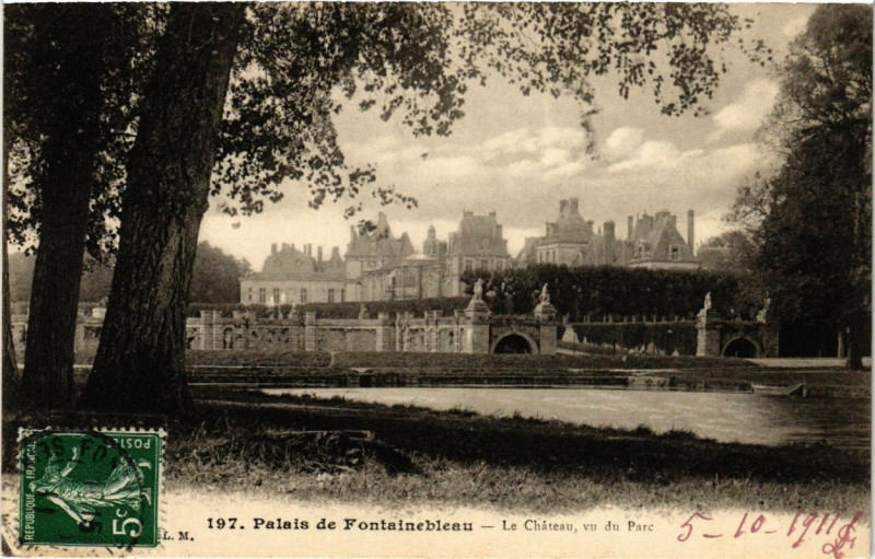Carte postale ancienne Palais de Fontainebleau - Le Chateau vu du Parc à Fontainebleau