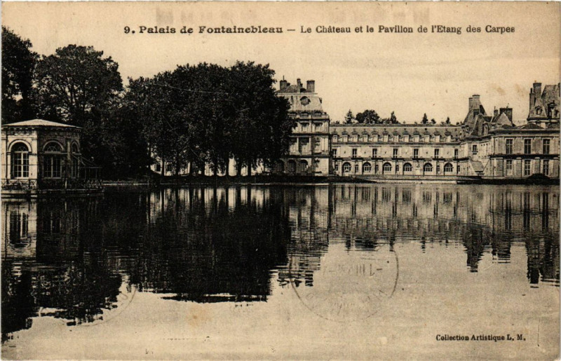 Carte postale ancienne Palais de Fontainebleau - Le Chateau et le Pavillon de l'Etang à Fontainebleau