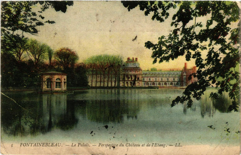 Carte postale ancienne Fontainebleau - Le Palais - Perspective du Chateau et de l'Etang à Fontainebleau