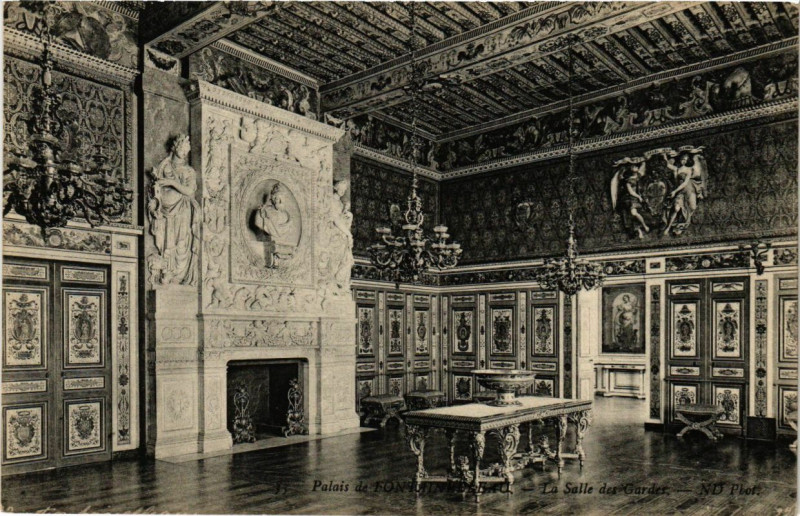 Carte postale ancienne Palais de Fontainebleau - La Salle des Gardes à Fontainebleau