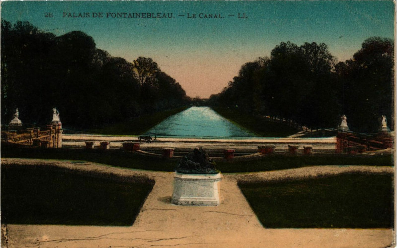 Carte postale ancienne Palais de Fontainebleau - Le Canal à Fontainebleau