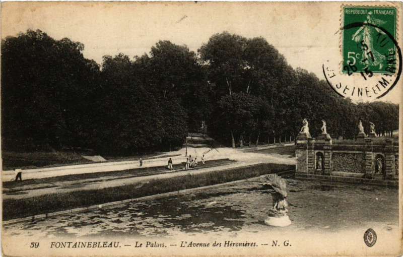Carte postale ancienne Fontainebleau - Le Palais - L'Avenue des Heronieres à Fontainebleau