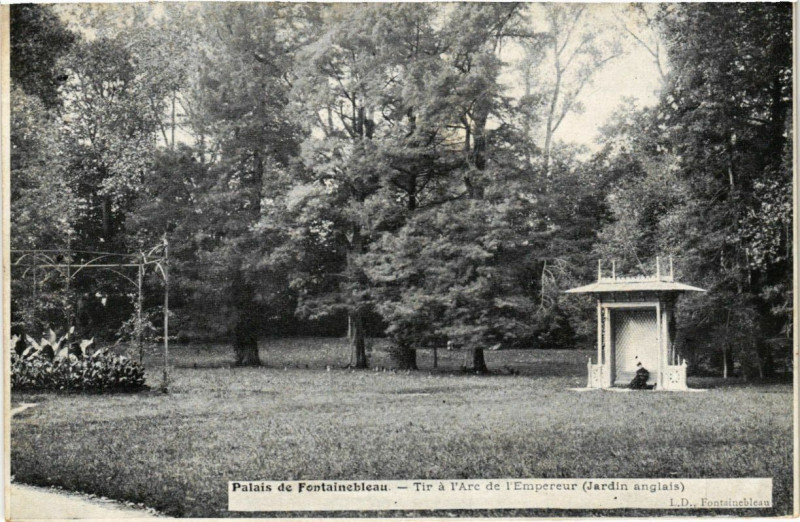 Carte postale ancienne Palais de Fontainebleau - Tir a l'Arc de l'Empereur à Fontainebleau