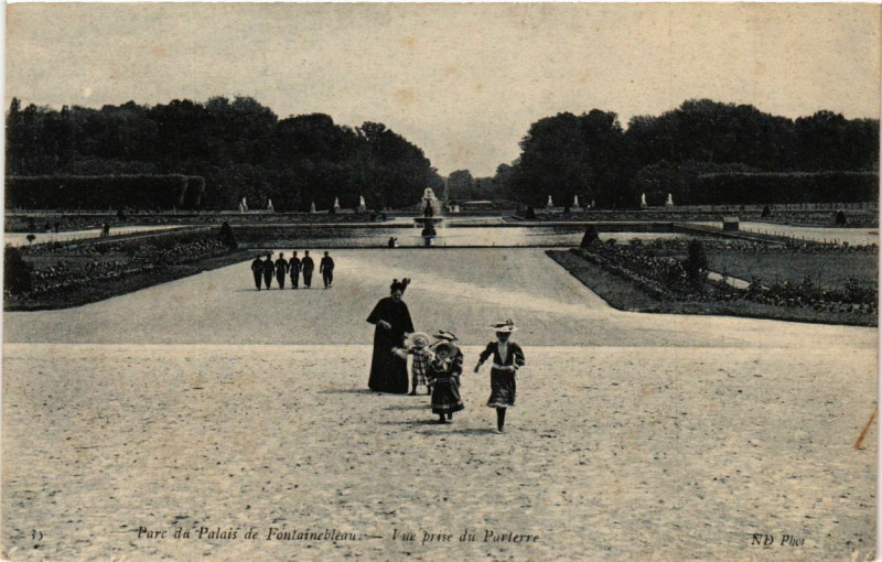 Carte postale ancienne Parc du Palais de Fontainebleau - Vue prise du Parterre à Fontainebleau