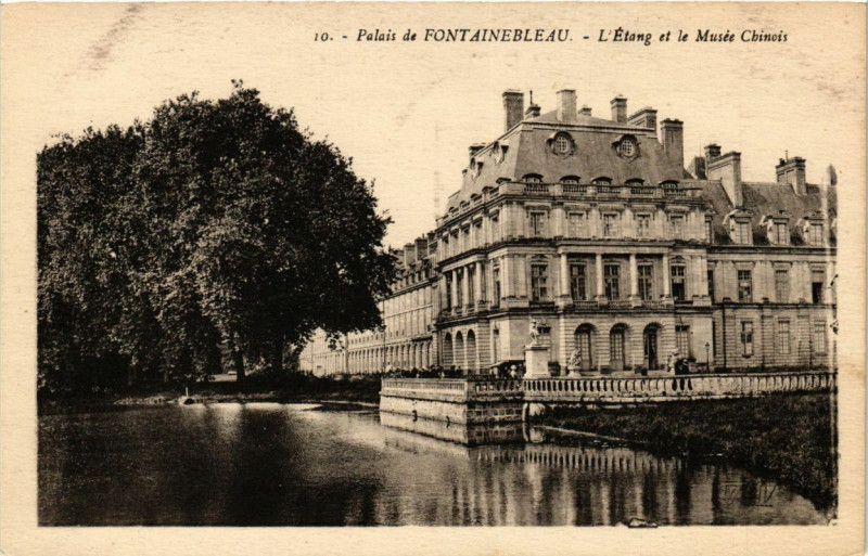 Carte postale ancienne Palais de Fontainebleau - L'Etang et le Musée Chinois à Fontainebleau