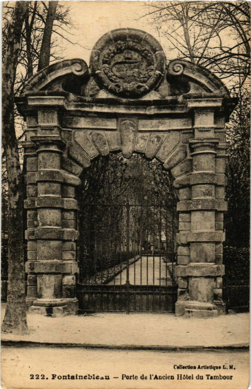 Carte postale ancienne Fontainebleau - Porte de l'Ancien Hotel du Tambour à Fontainebleau