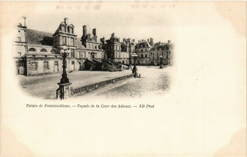 Carte postale ancienne Palais de Fontainebleau - Facade de la Cour des Adieux à Fontainebleau
