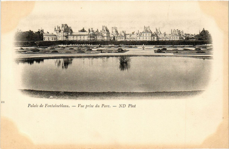 Carte postale ancienne Palais de Fontainebleau - Vue prise du Parc à Fontainebleau
