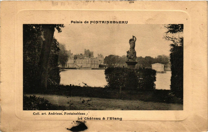 Carte postale ancienne Palais de Fontainebleau - Le Chateau & l'Etang à Fontainebleau