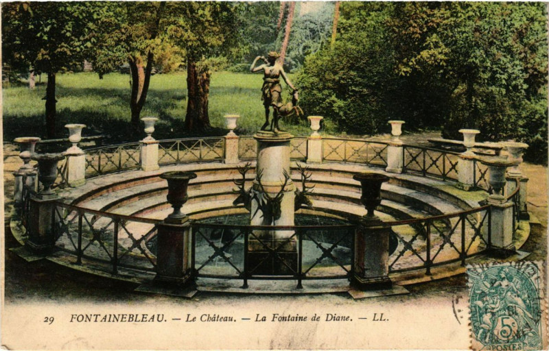 Carte postale ancienne Fontainebleau - Le Chateau - La Fontaine de Diane à Fontainebleau