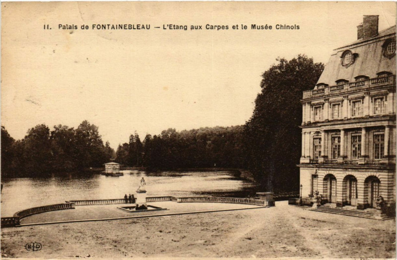 Carte postale ancienne Palais de Fontainebleau - L'Etang aux Carpes et le Musée Chinols à Fontainebleau