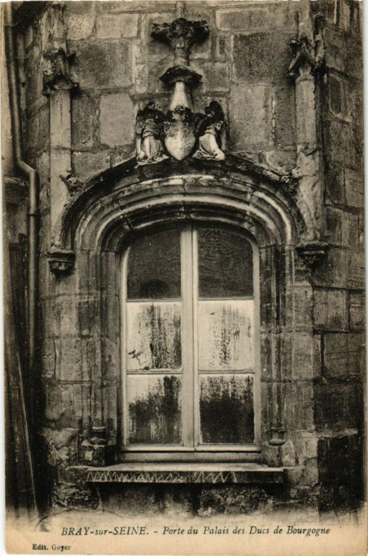 Carte postale ancienne Bray-sur-Seine - Porte du Palais des Ducs de Bourgogne à Bray-sur-Seine