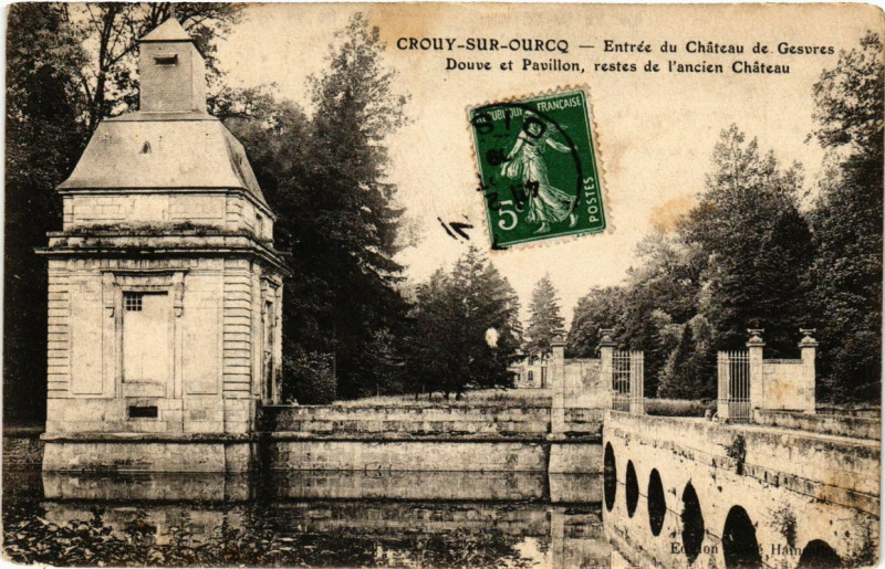 Carte postale ancienne Crouy-sur-Ourcq Entrée du Chateau de Gesures Douve et Pavillon.. à Crouy-sur-Ourcq