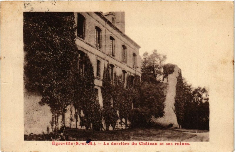 Carte postale ancienne Egreville - Le derriere du Chateau et ses ruines à Égreville
