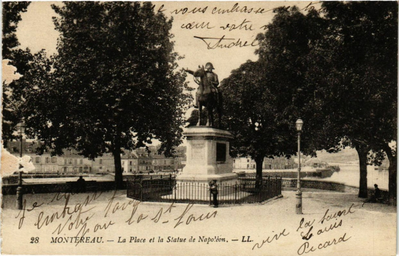 Carte postale ancienne Montereau - La Place et la Statue de Napoleon