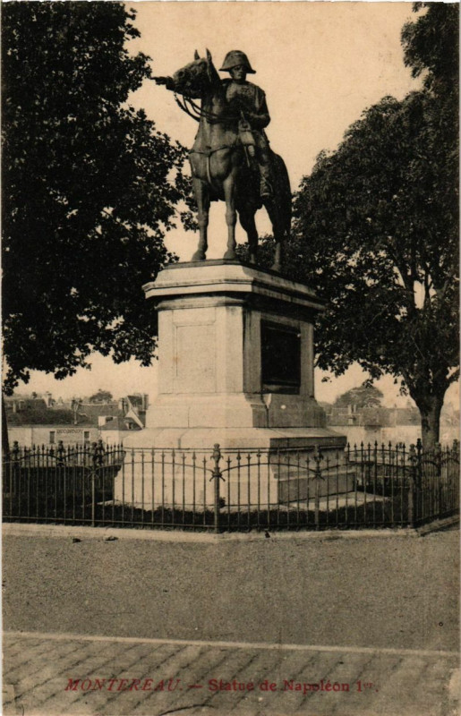 Carte postale ancienne Montereau - Statue de Napoleon 1er