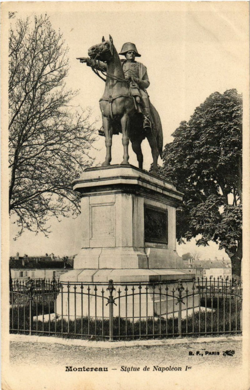 Carte postale ancienne Montereau - Statue de Napoleon Ier
