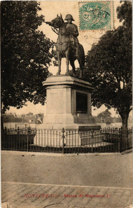 Carte postale ancienne Montereau - Statue de Napoleon I er