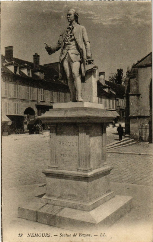 Carte postale ancienne Nemours - Statue de Bezout à Nemours