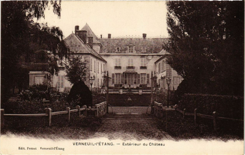 Carte postale ancienne Verneuil-L'Etang - Exterieur du Chateau à Verneuil-l'Étang