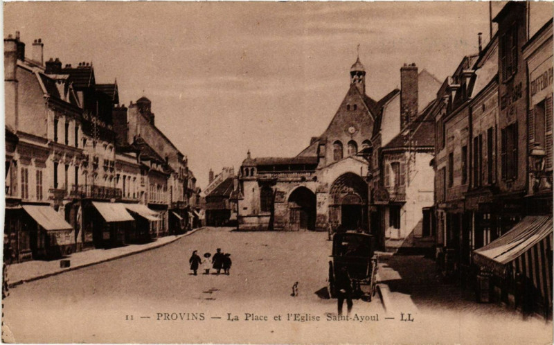 Carte postale ancienne Provins - La Place et l'Eglise St-Ayoul à Provins