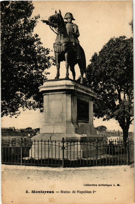 Carte postale ancienne Montereau - Statue de Napoleon Ier