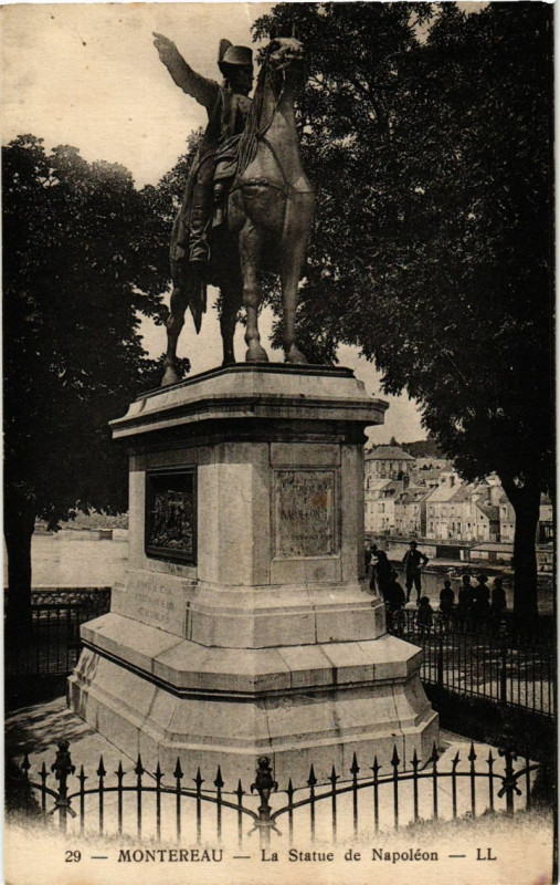 Carte postale ancienne Montereau-la-Statue de Napoleon