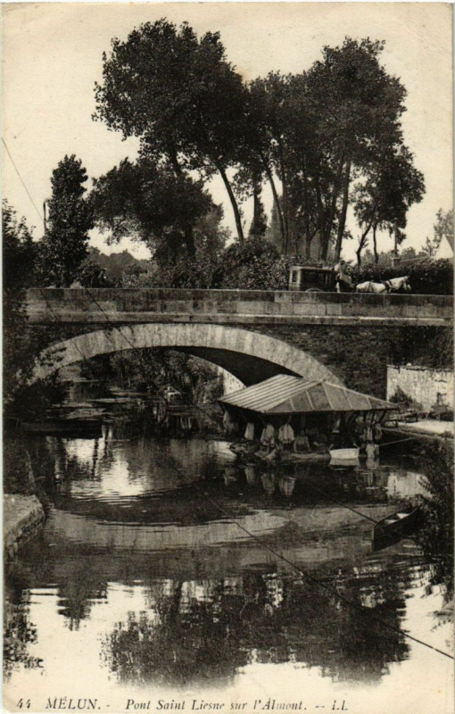 Carte postale ancienne Melun - Pont St-Liesne sur L'Almont à Melun
