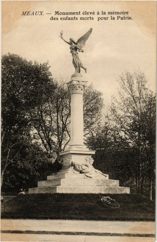 Carte postale ancienne Meaux Monument elevea la memoire des enfants morts pour la Patrie à Meaux