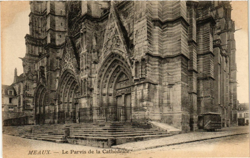 Carte postale ancienne Meaux Le Parvis de la Cathedrale à Meaux