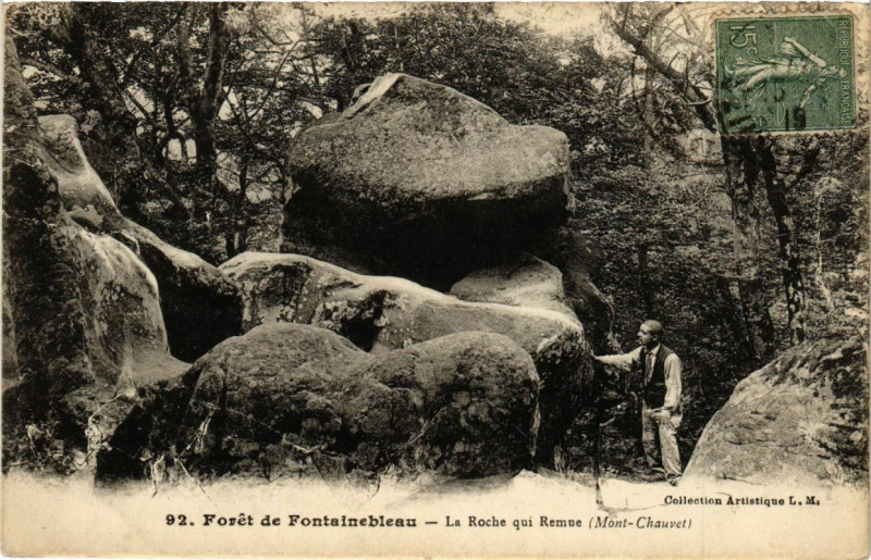 Carte postale ancienne Foret de Fontainebleau - La Roche qui Remue (Mont-Chauvet) à Fontainebleau