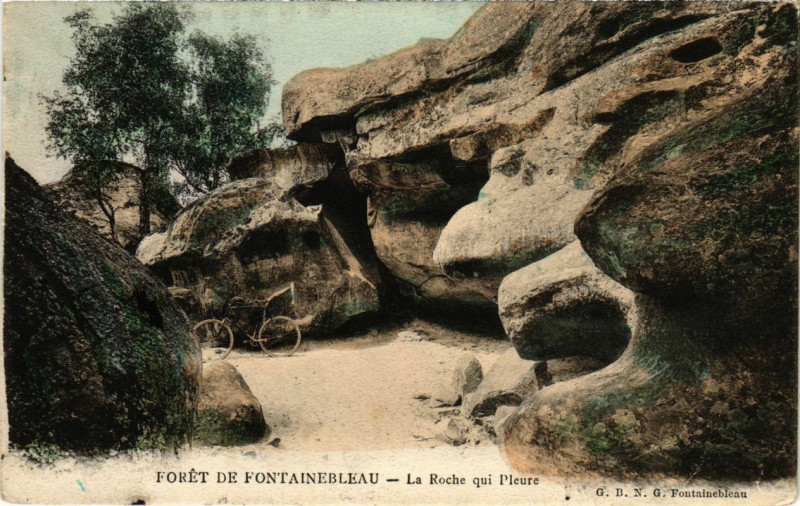 Carte postale ancienne Foret de Fontainebleau - La Roche qui Pleure à Fontainebleau