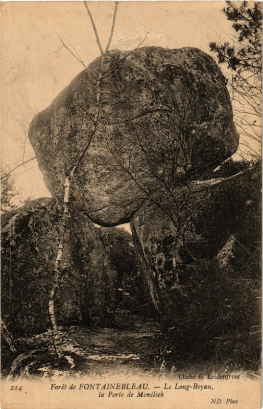 Carte postale ancienne Foret de Fontainebleau - Le Long-Boyau la Porte de Menelick à Fontainebleau