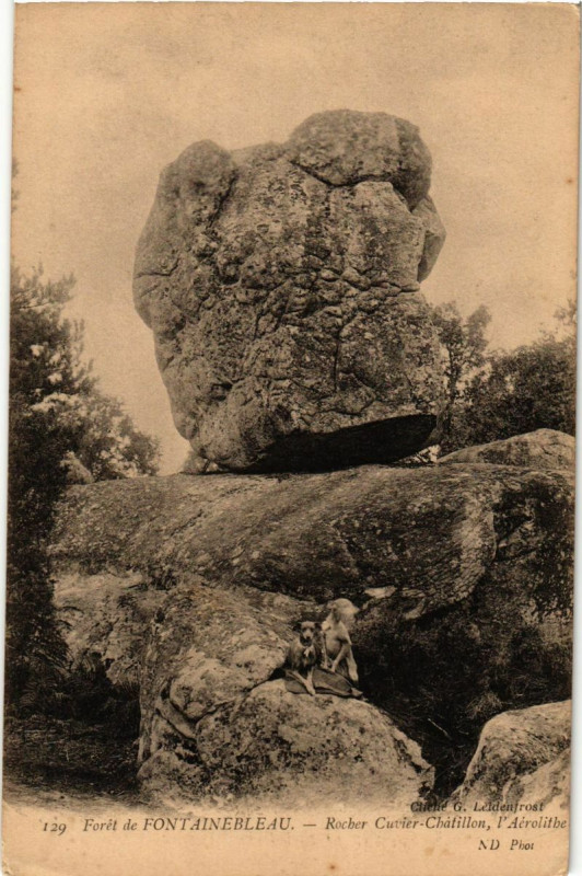 Carte postale ancienne Foret de Fontainebleau - Rocher Cuvier-Chatillon l'Aerolithe à Fontainebleau