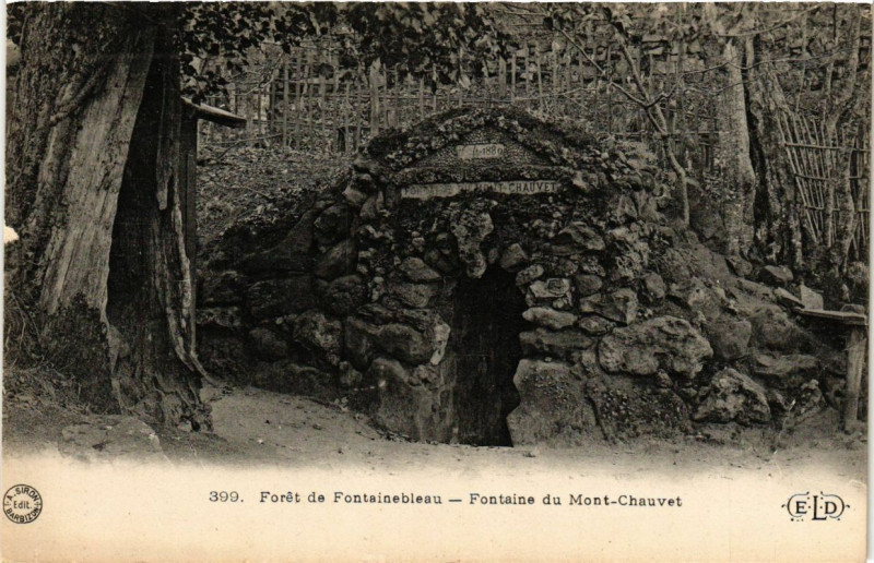 Carte postale ancienne Foret de Fontainebleau - Fontaine du Mont-Chauvet à Fontainebleau