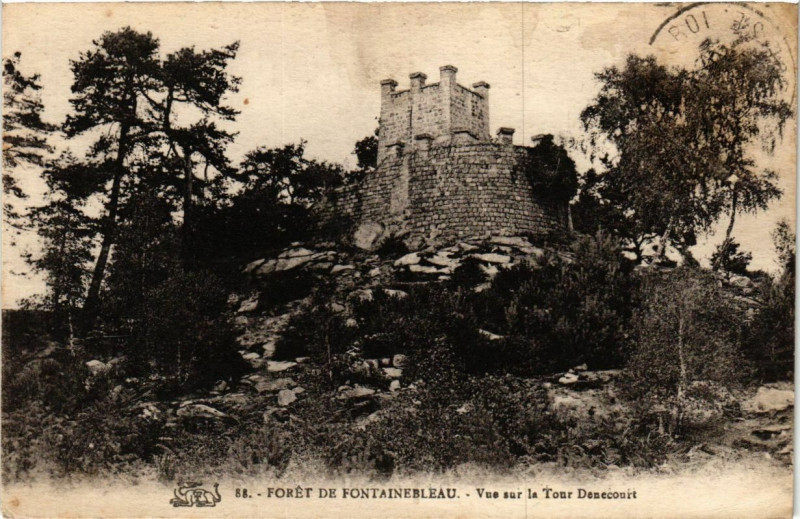 Carte postale ancienne Foret de Fontainebleau - Vue sur la Tour Denecurt à Fontainebleau