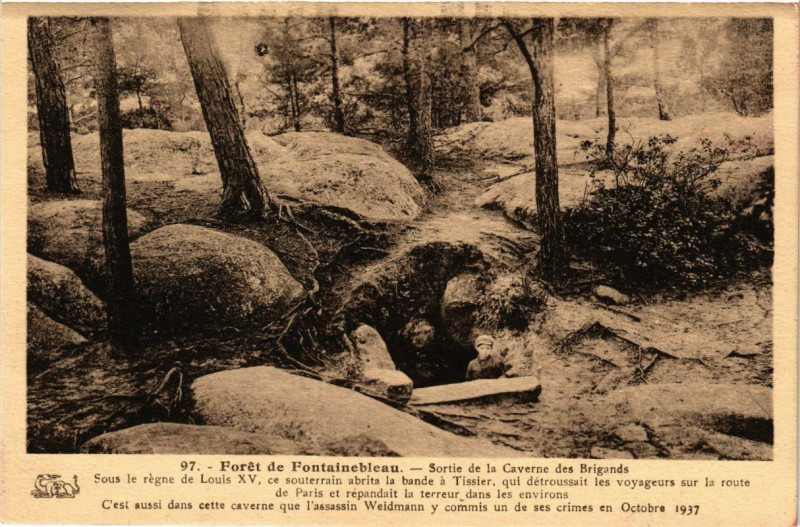 Carte postale ancienne Foret de Fontainebleau - Sortie de la Caverne des Brigands à Fontainebleau