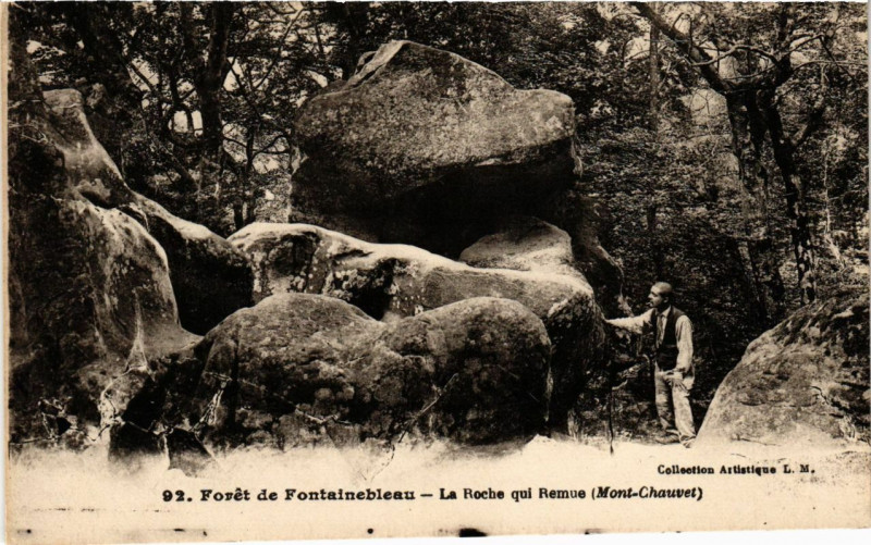 Carte postale ancienne Foret de Fontainebleau - La Roche qui Remue (Mont-Chauvet) à Fontainebleau