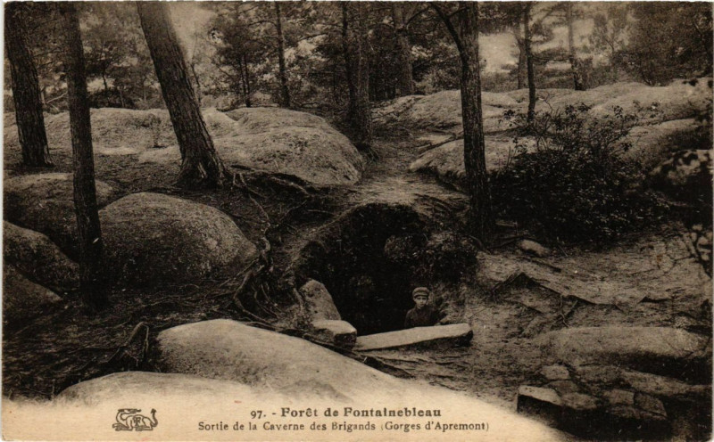 Carte postale ancienne Foret de Fontainebleau - Sortie de la Caverne des Brogands à Fontainebleau