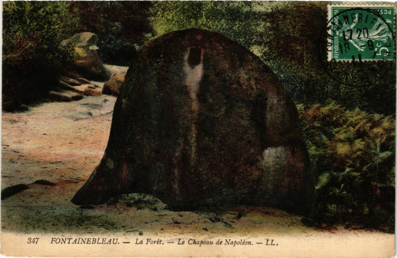 Carte postale ancienne Fontainebleau - La Chapeau de Napoleon à Fontainebleau