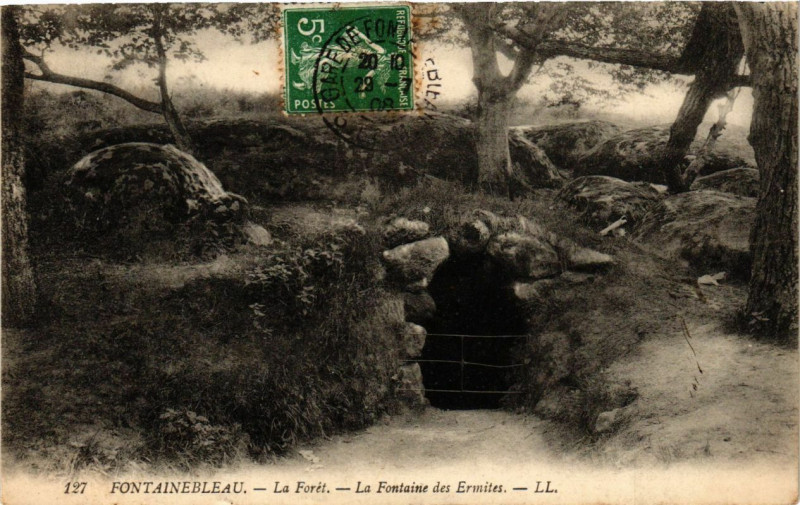 Carte postale ancienne Fontainebleau - La Foret - La Fontaine des Ermites à Fontainebleau
