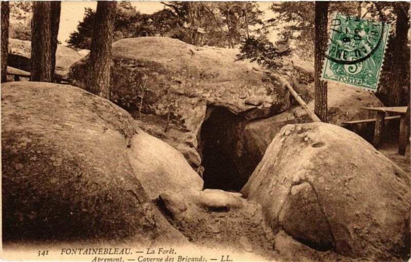 Carte postale ancienne Fontainebleau - La Foret-Apremont-Caverne des Brigands à Fontainebleau