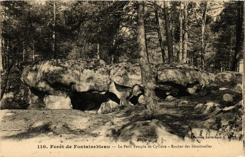Carte postale ancienne Foret de Fontainebleau - La Petit Temple de Cythere - Rocher des à Fontainebleau