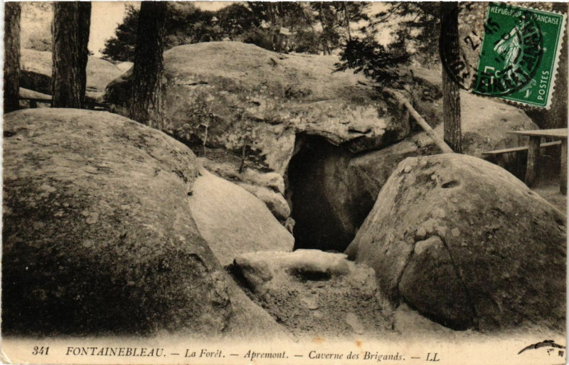 Carte postale ancienne Fontainebleau - La Foret - Apremont - Caverne des Brigands à Fontainebleau