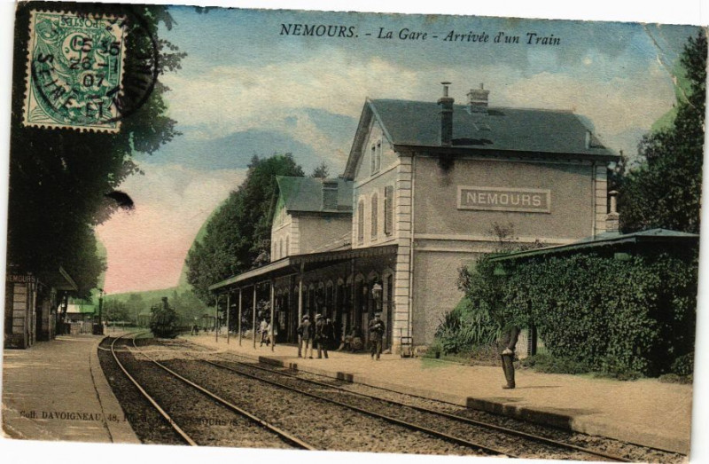 Carte postale ancienne Nemours - la Gare arrivée du train à Nemours