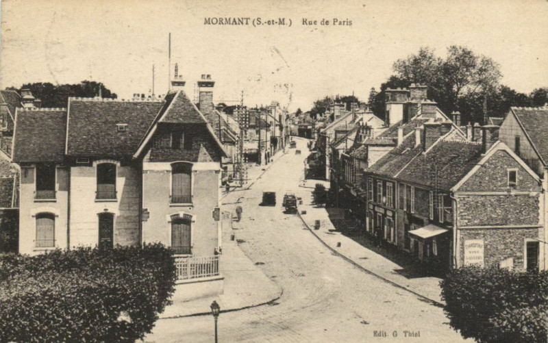 Carte postale ancienne Mormant Rue de Paris à Mormant