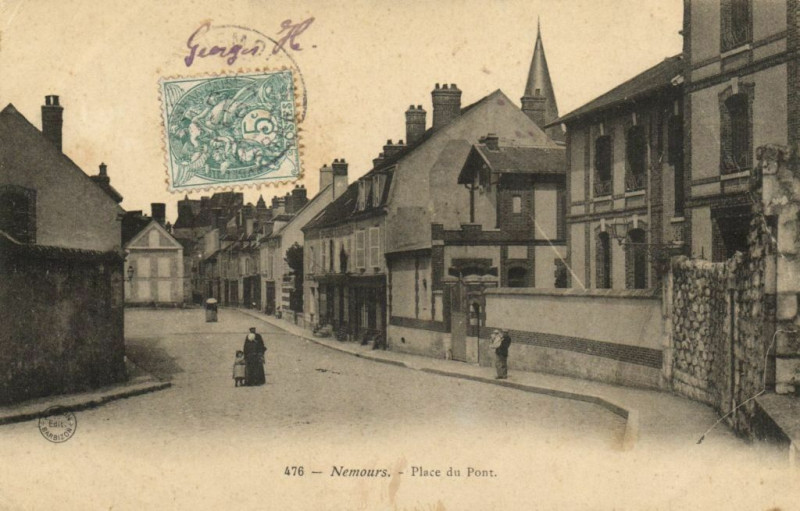 Carte postale ancienne Place du Pont à Nemours