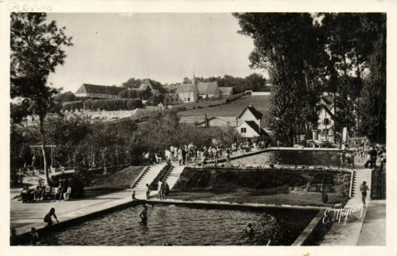Carte postale ancienne Provins La Publique Municipale et l'Hopital general à Provins